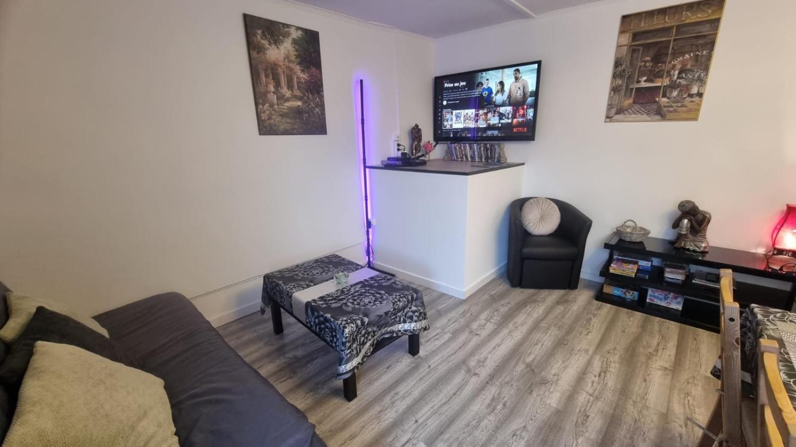 Appartement Rethel - Netflix - Marc & Cecile Bagian luar foto