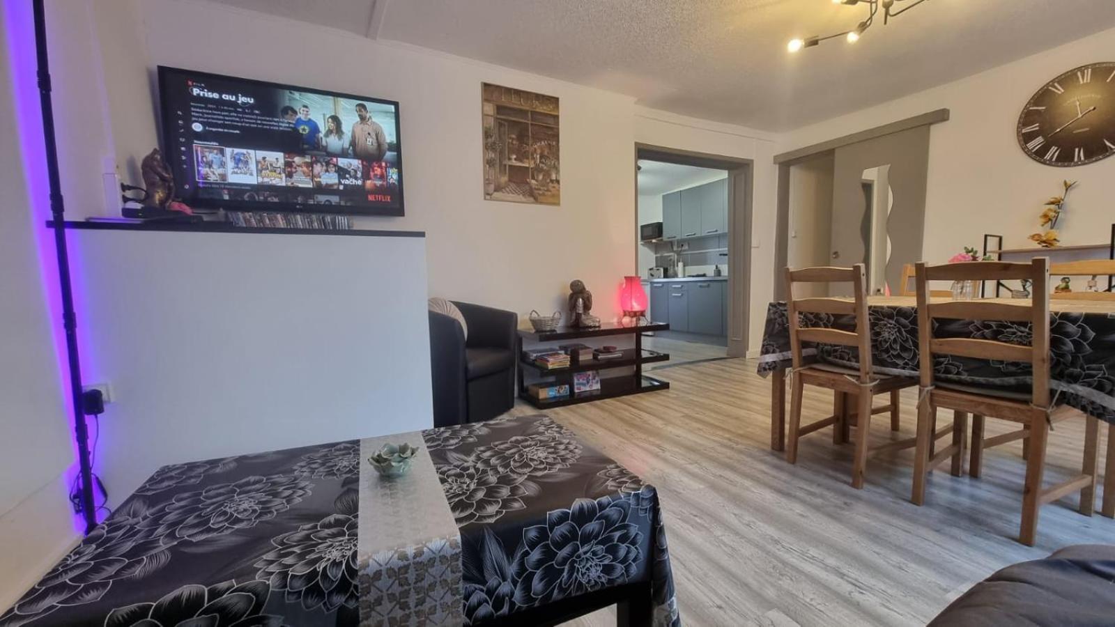 Appartement Rethel - Netflix - Marc & Cecile Bagian luar foto